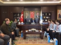 Türkiye birincisi çocuklar Belediye Başkanı Dursun'u makamında ziyaret ettile Fotoğrafı