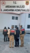 Ardahan’da göçmenleri çalıştıran 2 şüpheli tutuklandı Fotoğrafı